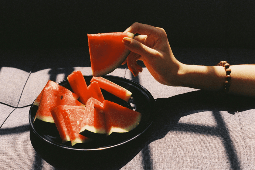 Cada verano vuelve la misma creencia: cenar fruta engorda. La realidad es más complicada